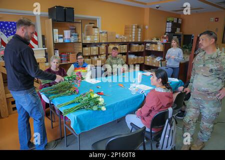Soldiers with the Fort Campbell, Kentucky, Soldier Recovery Unit ha assemblato mazzi di fiori come parte della terapia orticola per San Valentino, 14 febbraio 2023. Foto Stock