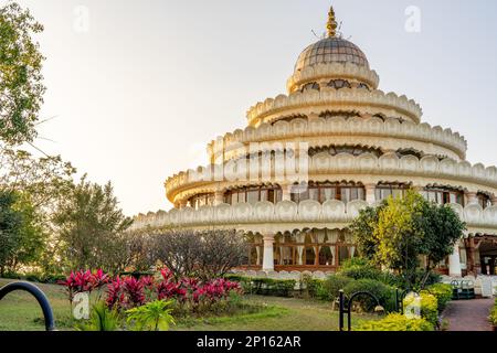 Bangalore, India - 08,012023: Ashram del maestro spirituale indù Suor Sri Ravi shankar. È la principale organizzazione di Ashram of Art of Living. Splendida vista panoramica dell'ingresso principale dalle scale. Foto di alta qualità Foto Stock