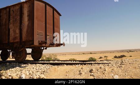 Vecchi vagoni ferroviari sulla stazione ferroviaria turca rimane nel deserto del Negev in Israele Foto Stock