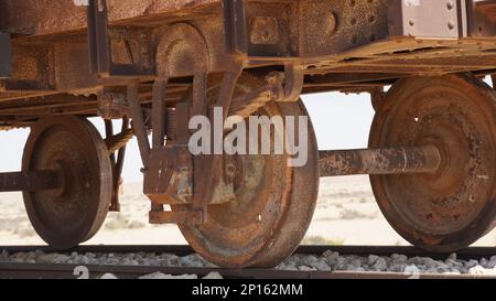 Vecchi vagoni ferroviari sulla stazione ferroviaria turca rimane nel deserto del Negev in Israele Foto Stock