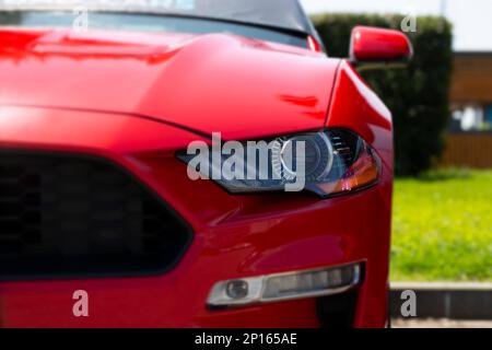 Un faro di auto nuove, primo piano dettaglio su uno dei fari a LED auto moderna. Foto Stock