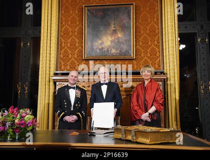 03 marzo 2023, Amburgo: Peter Tschentscher (M, SPD), primo Sindaco e Presidente del Senato della Città libera e anseatica di Amburgo, si trova tra Helga Maria Schmid (r), Segretario Generale dell'Organizzazione per la sicurezza e la cooperazione in Europa (OSCE), e gli Stati Uniti Il generale Christopher Cavoli (l), comandante in capo dell'Organizzazione del Trattato Nord Atlantico (NATO), dopo la firma del Libro d'Oro in occasione della tradizionale cena Matthiae del Senato di Amburgo presso il Municipio. Il pasto Matthiae è considerato il più antico pasto ospite ancora celebrato nel mondo. Foto: Marcus Brandt/dpa Foto Stock