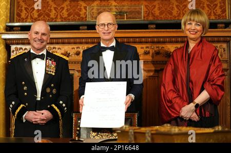 03 marzo 2023, Amburgo: Peter Tschentscher (M, SPD), primo Sindaco e Presidente del Senato della Città libera e anseatica di Amburgo, si trova tra Helga Maria Schmid (r), Segretario Generale dell'Organizzazione per la sicurezza e la cooperazione in Europa (OSCE), e gli Stati Uniti Il generale Christopher Cavoli (l), comandante in capo dell'Organizzazione del Trattato Nord Atlantico (NATO), dopo la firma del Libro d'Oro in occasione della tradizionale cena Matthiae del Senato di Amburgo presso il Municipio. Il pasto Matthiae è considerato il più antico pasto ospite ancora celebrato nel mondo. Foto: Marcus Brandt/dpa Foto Stock