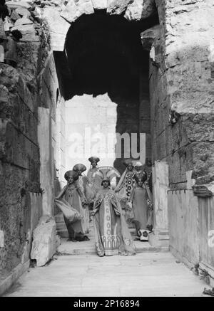 Gruppo di danza Kanellos in siti antichi in Grecia, 1929. Foto Stock