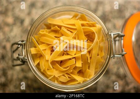 Pasta all'uovo fatta in casa conservata in vaso di vetro vista dall'alto profondità di campo poco profonda. Foto Stock