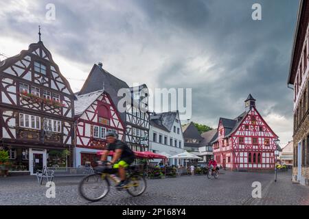Rhens: Centro storico, via Hochstraße, Municipio, case a graticcio, ciclista in Rheintal, Rheinland-Pfalz, Renania-Palatinato, Germania Foto Stock