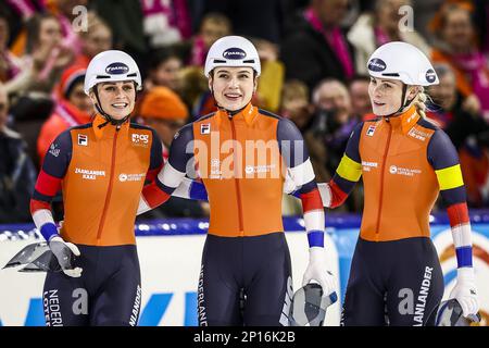 HERENVEEN - Irene Schouten (NED), Joy Beune (NED), Marijke Groenewoud (NED) (LR dopo l'inseguimento della squadra femminile ai Campionati mondiali di pattinaggio di velocità ISU di Thialf. ANP VINCENT JANNINK Foto Stock