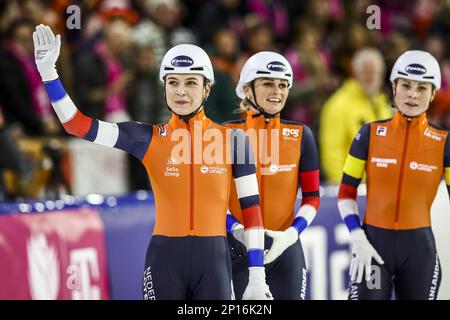 HERENVEEN - Joy Beune (NED), Irene Schouten (NED), Marijke Groenewoud (NED) (LR dopo l'inseguimento della squadra femminile ai Campionati mondiali di pattinaggio di velocità ISU di Thialf. ANP VINCENT JANNINK Foto Stock