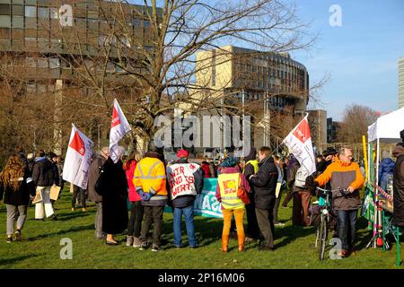DEU, Europa, Deutschland, Nordrhein-Westfalen, Duesseldorf, 03.03.2023: kleine Gewerkschaftsgruppe auf der sehr überschaubare gemeinsame Kundgebung vo Foto Stock
