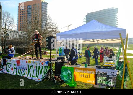 DEU, Europa, Deutschland, Nordrhein-Westfalen, Duesseldorf, 03.03.2023: Die Bewegung wird älter. Ein alter Barde beim Soundcheck vor der sehr überscha Foto Stock