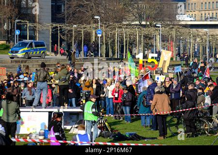 DEU, Europa, Deutschland, Nordrhein-Westfalen, Duesseldorf, 03.03.2023: Sehr überschaubare gemeinsame Kundgebung von Fridays for Future und Ver.di am Foto Stock