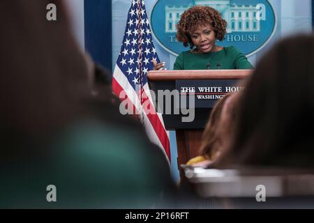 Washington DC, Stati Uniti. 03rd Mar, 2023. Il Segretario della Stampa della Casa Bianca Karine Jean-Pierre parla durante un briefing quotidiano alla stampa nella Sala Briefing della Stampa di James S. Brady alla Casa Bianca di Washington, DC il 3 marzo 2023.(Photo by Oliver Contreras/Pool/ABACAPRESS.COM) Credit: Abaca Press/Alamy Live News Foto Stock