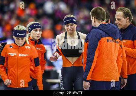 HERENVEEN - Joy Beune (NED) (m) reagisce dopo la squalifica durante l'inseguimento della squadra femminile ai Campionati mondiali di pattinaggio di velocità ISU di Thialf. ANP VINCENT JANNINK Foto Stock