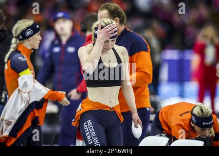 HERENVEEN - Joy Beune (NED) (m) reagisce dopo la squalifica durante l'inseguimento della squadra femminile ai Campionati mondiali di pattinaggio di velocità ISU di Thialf. ANP VINCENT JANNINK Foto Stock