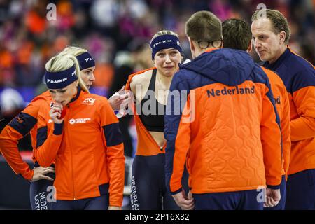 HERENVEEN - Joy Beune (NED) (m) reagisce dopo la squalifica durante l'inseguimento della squadra femminile ai Campionati mondiali di pattinaggio di velocità ISU di Thialf. ANP VINCENT JANNINK Foto Stock