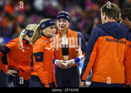 HERENVEEN - Joy Beune (NED) (m) reagisce dopo la squalifica durante l'inseguimento della squadra femminile ai Campionati mondiali di pattinaggio di velocità ISU di Thialf. ANP VINCENT JANNINK Foto Stock