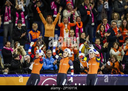 HERENVEEN - Irene Schouten (NED), Joy Beune (NED), Marijke Groenewoud (NED) (lr) reagiscono dopo l'inseguimento della squadra femminile ai Campionati mondiali di pattinaggio di velocità ISU di Thialf. ANP VINCENT JANNINK Foto Stock