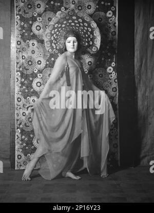 Margaret Severn, 1920 maggio 21. Ballerina americana, famosa per aver usato più di una dozzina di maschere Benda diverse nei Greenwich Village Follies del 1921 Foto Stock