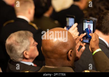 Washington DC, Stati Uniti. 03rd Mar, 2023. Washington, DC - 3 marzo 2023: Il presidente Joe Biden ha assegnato la medaglia d'onore agli Stati Uniti ritirati Colonnello dell'esercito Paris Davis per le sue azioni notevoli durante la guerra del Vietnam in una cerimonia nella stanza orientale della Casa Bianca il 3rd marzo. (Foto di Kyle Anderson/Sipa USA) Credit: Sipa USA/Alamy Live News Foto Stock