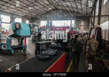 Tracy Gilmore, 647th Logistics Readiness Squadron Commander, guida Capo Master Sgt. Anthony Thompson Jr., 15th capo comando ala, attraverso un hangar di manutenzione del veicolo durante un tour di immersione alla base congiunta Pearl Harbor-Hickam, Hawaii, 11 gennaio 2023. Il modello 647th LRS ordina e fornisce forniture e attrezzature per la comunità di base. Foto Stock