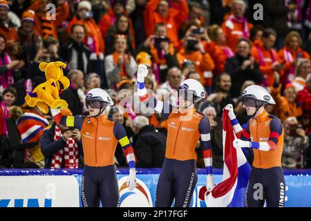 HERENVEEN - Marcel Bosker (NED), Patrick Roest (NED), Beau Snellink (NED) (lr) si sono rallegrati dopo aver vinto la squadra maschile al Campionato Mondiale di velocità ISU di Thialf. ANP VINCENT JANNINK Foto Stock