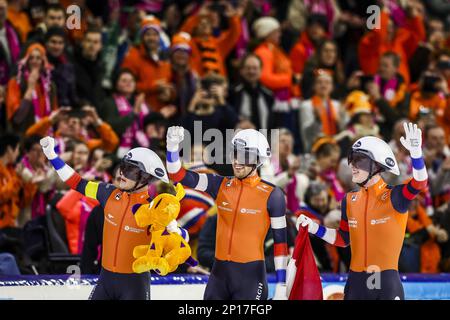 HERENVEEN - Marcel Bosker (NED), Patrick Roest (NED), Beau Snellink (NED) (lr) si sono rallegrati dopo aver vinto la squadra maschile al Campionato Mondiale di velocità ISU di Thialf. ANP VINCENT JANNINK Foto Stock