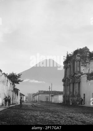 Viste di viaggio di Cuba e Guatemala, tra il 1899 e il 1926. Chiesa e vulcano, Guatemala. Foto Stock