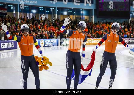 HERENVEEN - Marcel Bosker (NED), Patrick Roest (NED), Beau Snellink (NED) (lr) si sono rallegrati dopo aver vinto la squadra maschile al Campionato Mondiale di velocità ISU di Thialf. ANP VINCENT JANNINK Foto Stock