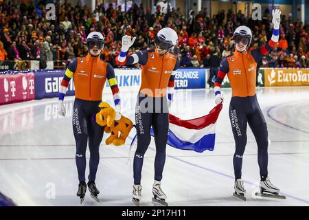 HERENVEEN - Marcel Bosker (NED), Patrick Roest (NED), Beau Snellink (NED) (lr) si sono rallegrati dopo aver vinto la squadra maschile al Campionato Mondiale di velocità ISU di Thialf. ANP VINCENT JANNINK Foto Stock