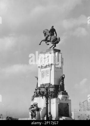 Viste di viaggio di Cuba e Guatemala, tra il 1899 e il 1926. Statua equestre in bronzo dell'eroe nazionale Antonio Maceo Grajales, scolpita da Domenico Boni e completata nel 1916, l'Avana, Cuba. Iscrizione: 'Capitan famoso - Patriota Intachable - Caudillo de los Valientes - su Valentia Igualo a su Lealtad - Julio 14 1845 - diciembre 7 1896'. Famoso capitano - impeccabile patriota - leader del coraggioso - il suo valore pari alla sua lealtà'. Foto Stock