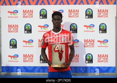 Egitto, Alessandria 03 marzo 2023 - Adama Bojang della Gambia con l'uomo del trofeo di partita dopo la Quarter Final Match tra Gambia Under 20 e Sud Sudan Under 20 di TotalEnergies Under 20 Coppa delle Nazioni dell'Africa Egitto 2023 e qualificarsi per la FIFA Under 20 World Cup 2023 in Indonesia. Stadio Haras El-Hodod ad Alessandria, Egitto, 2023. Foto SPSI Credit: Sebo47/Alamy Live News Foto Stock