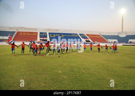 Egitto, Alessandria 03 marzo 2023 - la squadra dei giocatori Gambia festeggia dopo aver vinto la Quarter Final Match tra Gambia Under 20 e Sud Sudan Under 20 of TotalEnergies Under 20 Africa Cup of Nations Egitto 2023 e aver vinto la FIFA Under 20 World Cup 2023 in Indonesia. Stadio Haras El-Hodod ad Alessandria, Egitto, 2023. Foto SPSI Credit: Sebo47/Alamy Live News Foto Stock