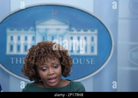 Washington, Stati Uniti. 03rd Mar, 2023. Il Segretario alla stampa Karine Jean-Pierre interviene durante il briefing quotidiano alla Sala Briefing James S. Brady della Casa Bianca di Washington, DC venerdì 3 marzo 2023. Foto di Bonnie Cash/UPI Credit: UPI/Alamy Live News Foto Stock