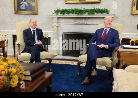 Washington, Stati Uniti. 03rd Mar, 2023. STATI UNITI Il Presidente Joe Biden tiene un incontro bilaterale con il Cancelliere tedesco OLAF Scholz presso l'Ufficio ovale della Casa Bianca il 3 marzo 2023 a Washington, DC.(Foto di Oliver Contreras/Pool/ABACAPRESS.COM) Credit: Abaca Press/Alamy Live News Foto Stock