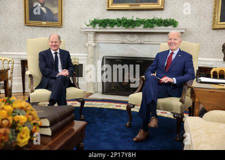 Washington, Stati Uniti. 03rd Mar, 2023. STATI UNITI Il Presidente Joe Biden tiene un incontro bilaterale con il Cancelliere tedesco OLAF Scholz presso l'Ufficio ovale della Casa Bianca il 3 marzo 2023 a Washington, DC.(Foto di Oliver Contreras/Pool/ABACAPRESS.COM) Credit: Abaca Press/Alamy Live News Foto Stock