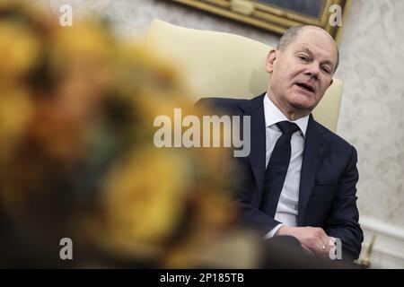 Washington, Stati Uniti. 03rd Mar, 2023. Il Presidente Joe Biden ha tenuto un incontro bilaterale con il Cancelliere tedesco OLAF Scholz presso l'Ufficio ovale della Casa Bianca di Washington, DC venerdì 3 marzo 2023. Foto di Oliver Contreras/UPI Credit: UPI/Alamy Live News Foto Stock