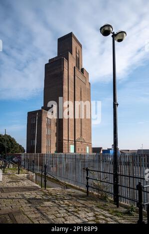 Vista dell'albero di ventilazione Stark 1930s in stile Art Deco per Queensway Tunnel, Liverpool, Inghilterra, Regno Unito Foto Stock