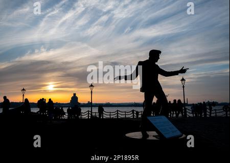Statua in bronzo di Billy Fury cantante pop degli anni '60 Pier Head Promenade Liverpool Waterfront Merseyside Inghilterra UK Foto Stock