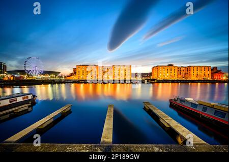 Vista panoramica del molo Albert illuminato e della sua riflessione a Liverpool UK Foto Stock