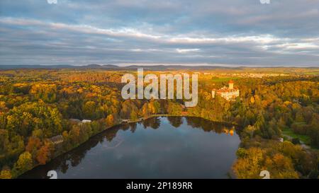 Castello medievale di Konopiste e bacino idrico di Konopistsky. Benesov, Repubblica Ceca. Vista aerea dal drone. Foto Stock