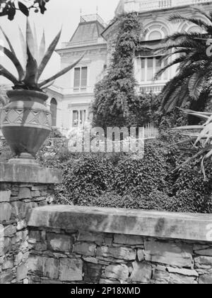 Edificio non identificato, possibilmente a Charleston, South Carolina, o New Orleans, tra il 1920 e il 1926. Foto Stock