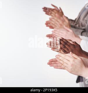 Tornate di applausi. Colpo di un gruppo di persone che si stringono le mani insieme. Foto Stock