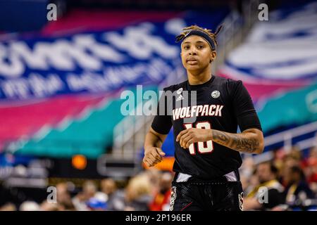 Greensboro, North Carolina, Stati Uniti. 3rd Mar, 2023. NC state Wolfpack guardia Aziaha James (10) durante le quarti di finale del torneo femminile ACC contro il Notre Dame Fighting Irishat Greensboro Coliseum di Greensboro, NC. (Scott Kinser/Cal Sport Media). Credit: csm/Alamy Live News Foto Stock