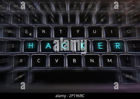 Hacker scritto sui tasti di una tastiera retroilluminata di un notebook. Concetto di sicurezza dei dati Internet Foto Stock