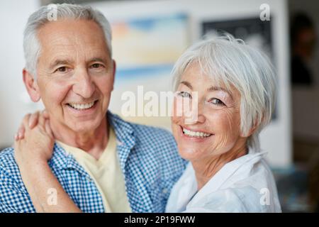 Il cuore non ha rughe. Ritratto di una coppia anziana amorevole a casa. Foto Stock