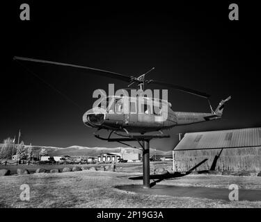 Elicottero Bell Uh-1 Iroquois ('Huey') in pensione in esposizione presso l'aeroporto municipale di Susanville nella contea di Lassen, California, USA. (Immagine a infrarossi) Foto Stock