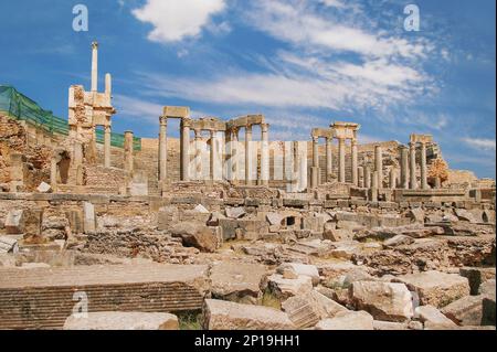 Rovine di Dougga o Thugga o TBGG. Sito archeologico dell'insediamento berbero, punico e romano in Tunisia. Patrimonio dell'umanità dell'UNESCO. Foto Stock