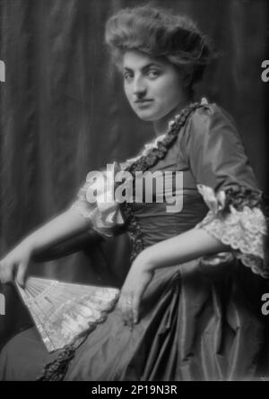 Donna non identificata, forse Baronessa Huard o Sig.ra Francis Wilson, fotografia ritratto, ca. 1912. Foto Stock