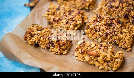 Barrette di muesli fatte in casa con busto, fiocchi di avena, cioccolato e semi, barrette energetiche sane di muesli, spuntini proteici completi Foto Stock