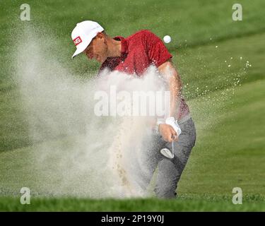 Orlando, Stati Uniti. 03rd Mar, 2023. Adrian Meronk, di Amburgo, Germania, colpisce da un bunker durante il secondo round dell'Arnold Palmer Invitational presentato da Mastercard al Bay Hill Club and Lodge di Orlando, Florida venerdì 3 marzo 2023. Foto di Joe Marino/UPI. Credit: UPI/Alamy Live News Foto Stock